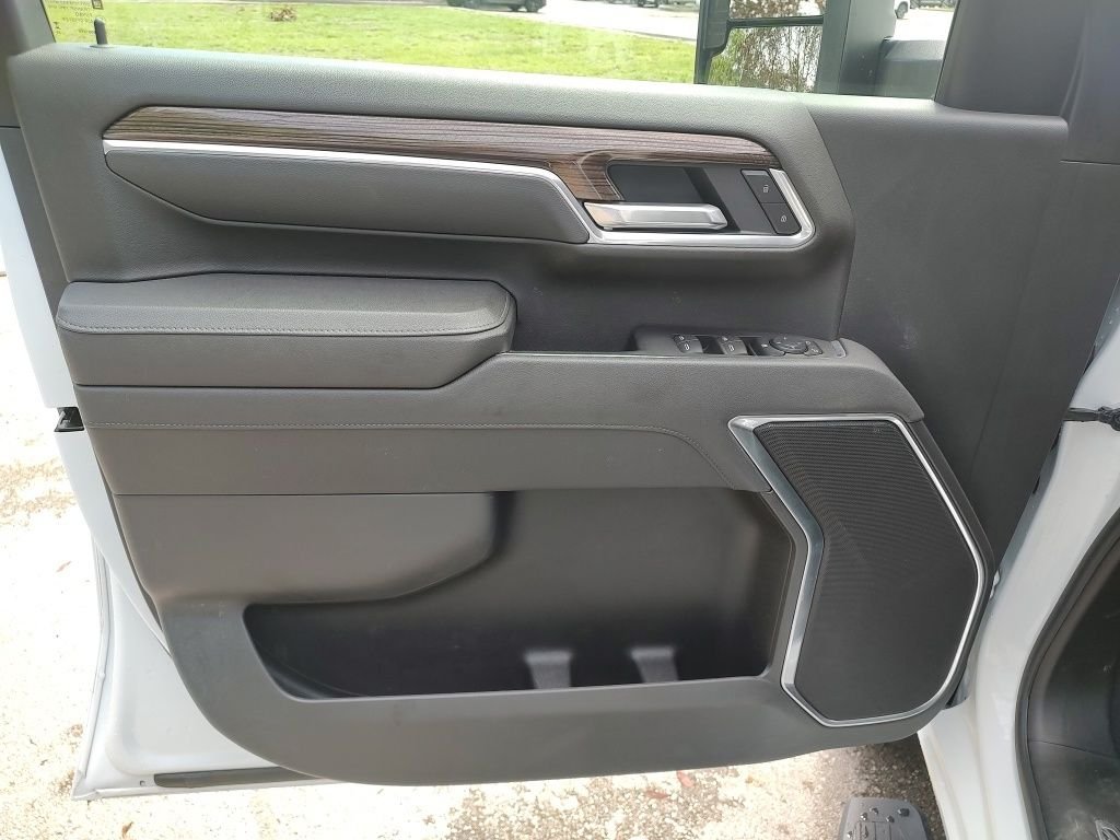 Used 2025 White Chevrolet LT image 17