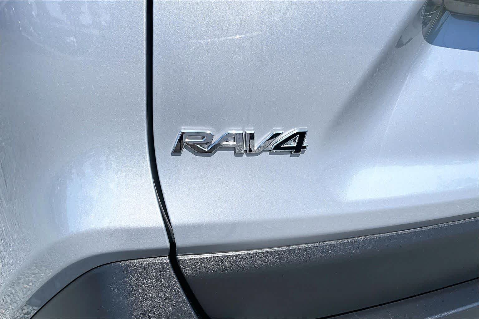 Used 2025 Silver Sky Metallic Toyota XLE image 31