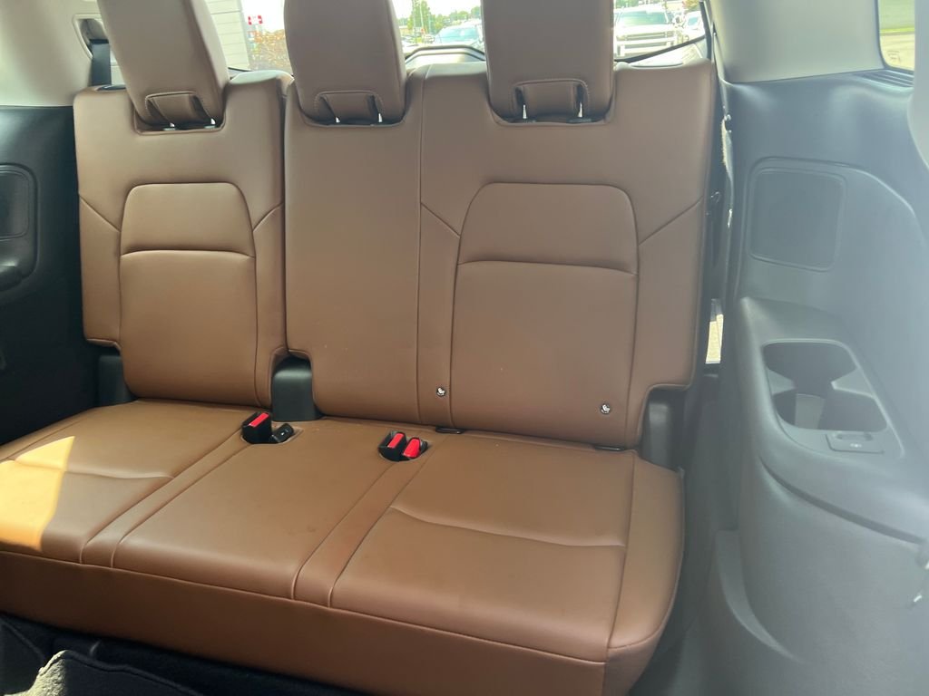 Used 2025 Gray Nissan Platinum image 25