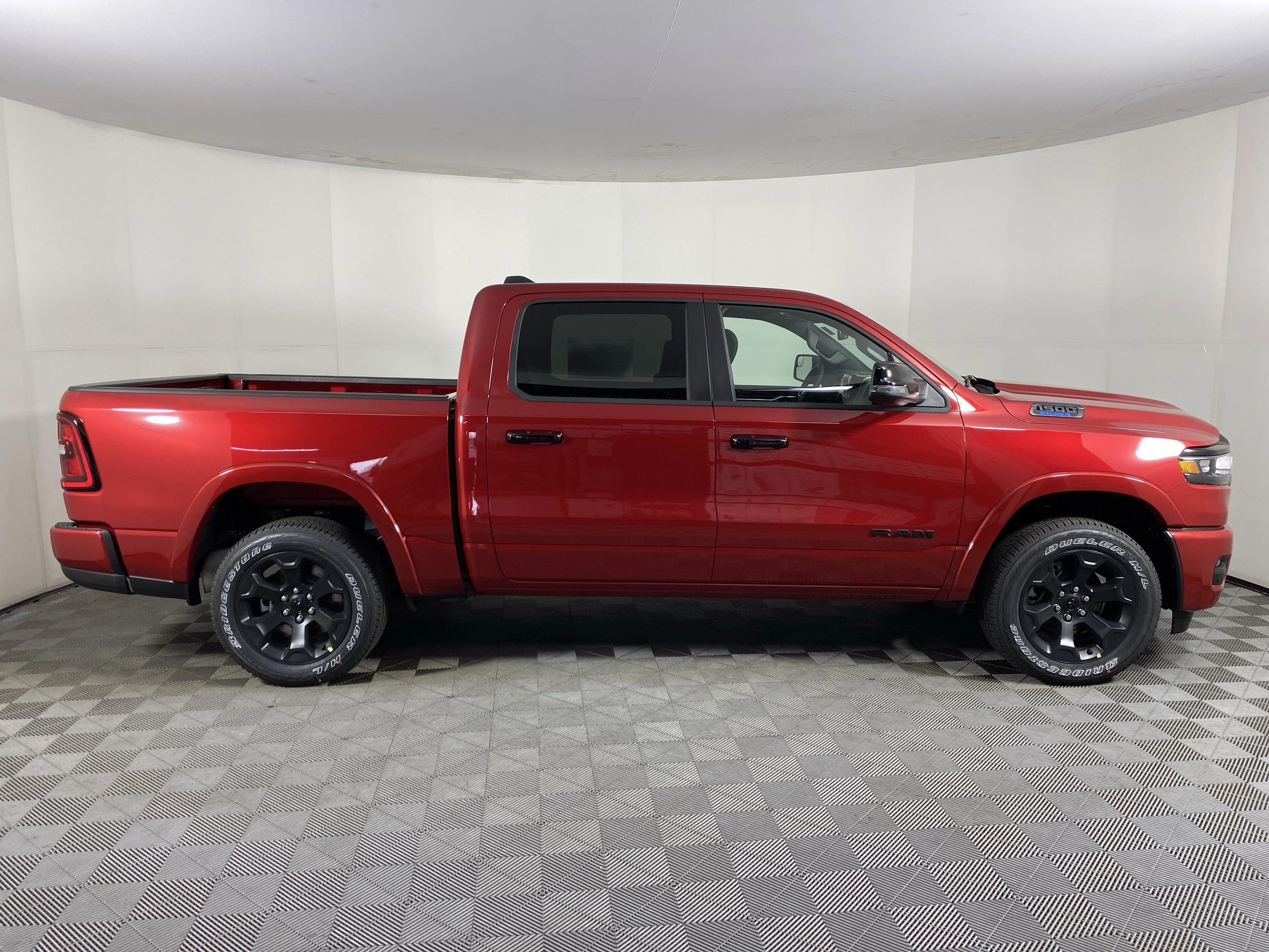 New 2026 Molten Red Pearl-Coat Exterior Paint RAM Big Horn/Lone Star image 6