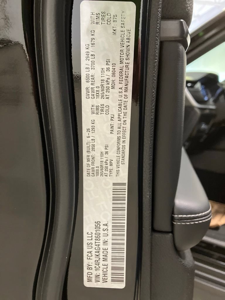 New 2026 Diamond Black Crystal Pearl-Coat Exterior Paint Jeep Laredo X image 30