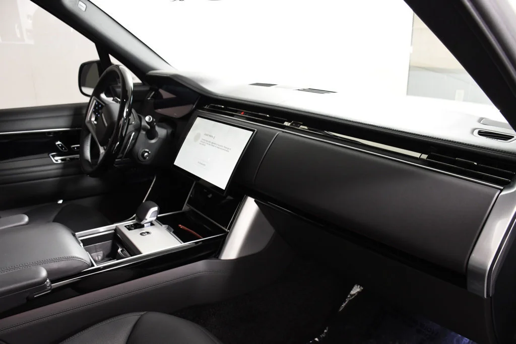 Used 2026  Land Rover SE image 18