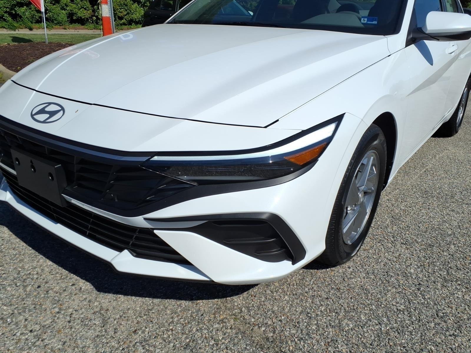 New 2026 WHITE HYUNDAI SE image 2