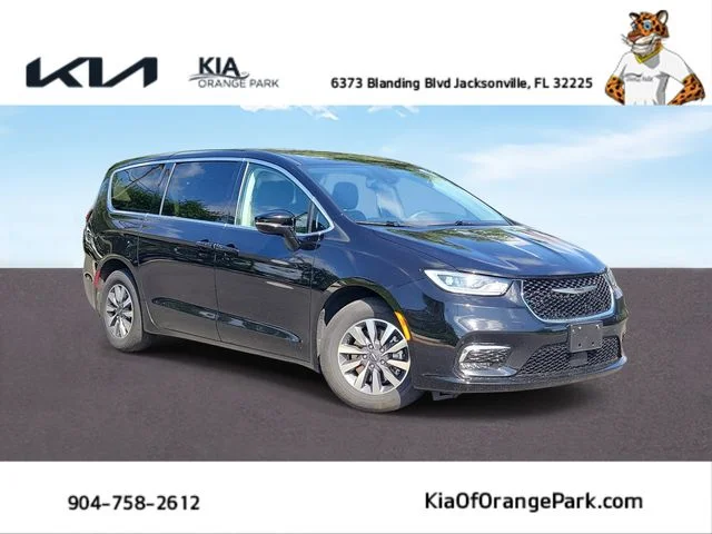 2024 Chrysler Pacifica Hybrid Select PHEV's photo