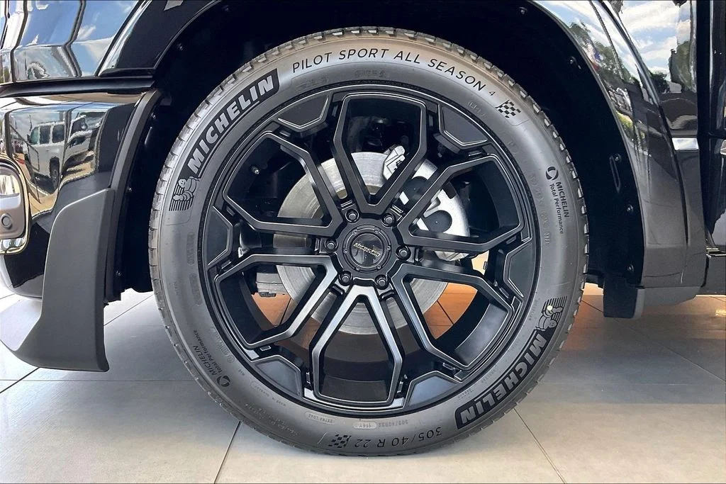 New 2026 Diamond Black Crystal Pearl-Coat Exterior Paint RAM Big Horn/Lone Star image 8