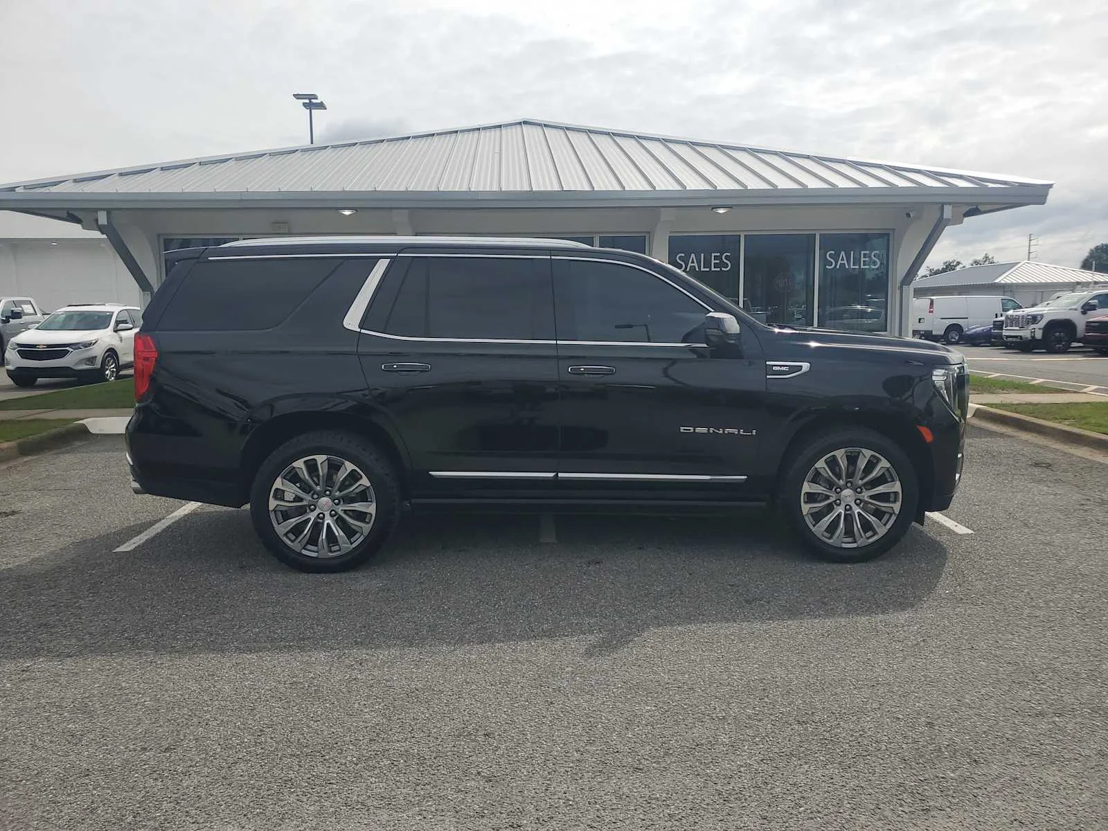 Used 2021 ONYX BLACK GMC Denali image 9