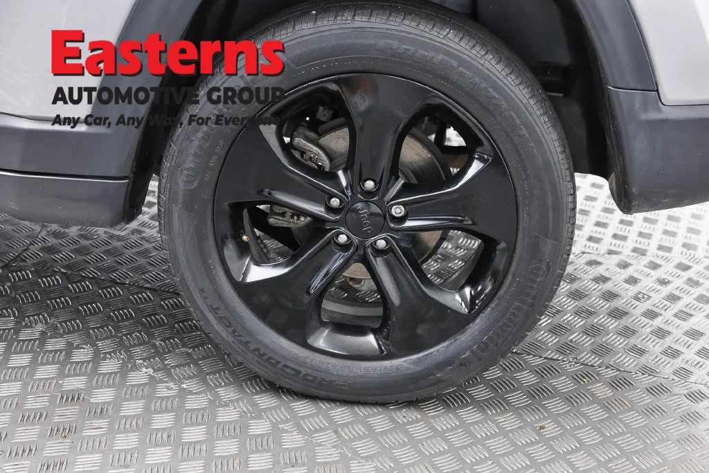 Used 2020 Silver Jeep Latitude image 34