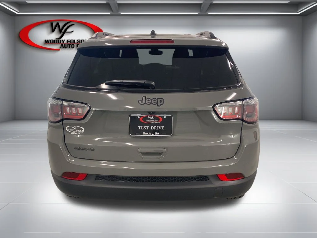 New 2027 Gray Jeep Latitude image 7