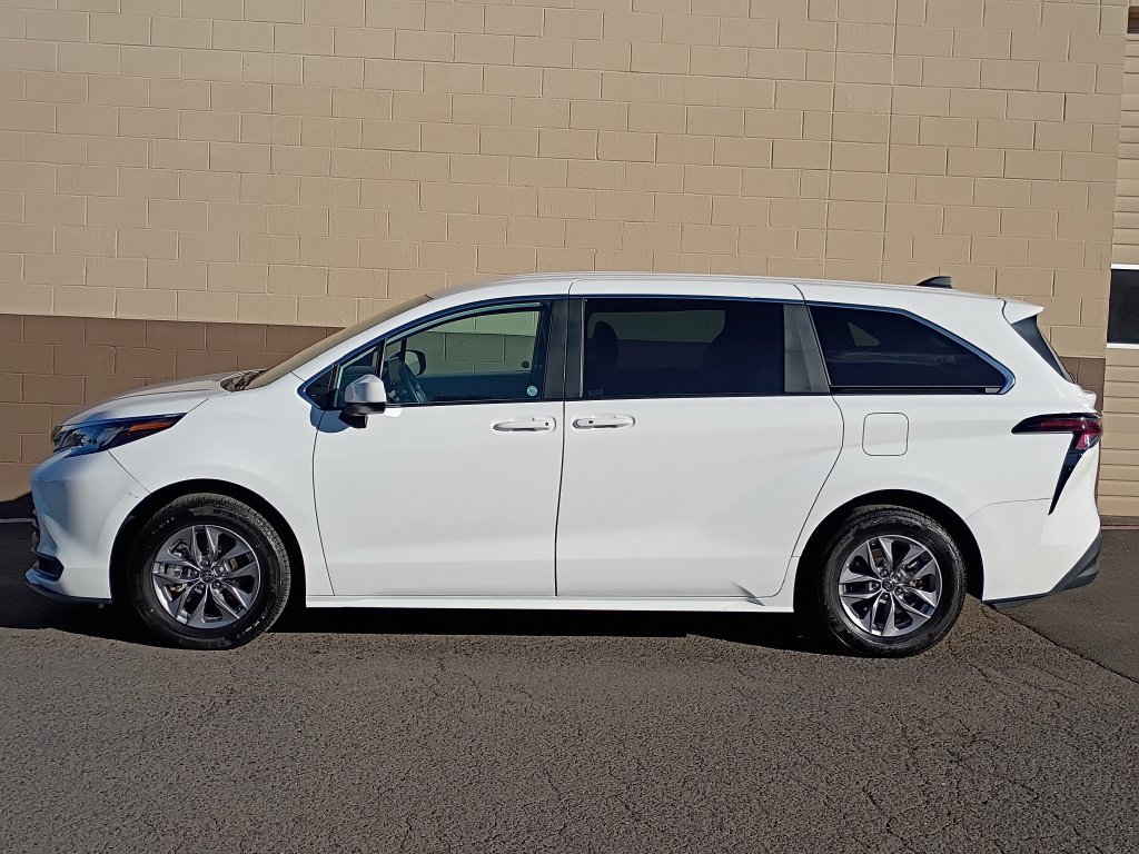 Used 2025 Ice Toyota LE image 8