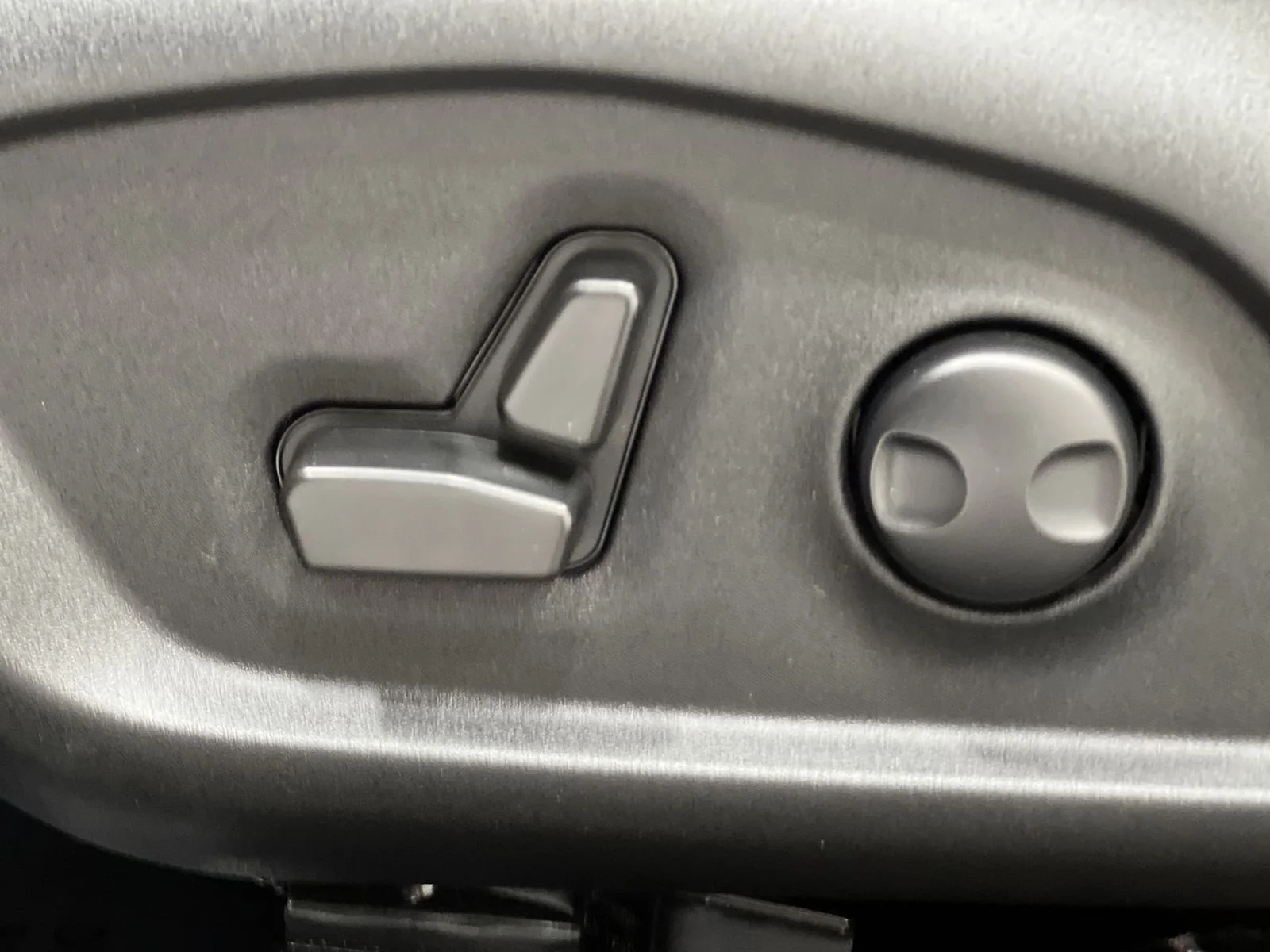 Used 2023 Red Jeep Latitude image 12