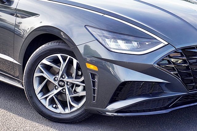 Used 2023 Gray Hyundai SEL image 3