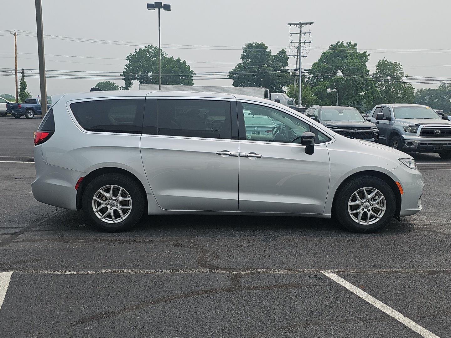 Used 2024 Silver Mist Clearcoat Chrysler Touring L image 4
