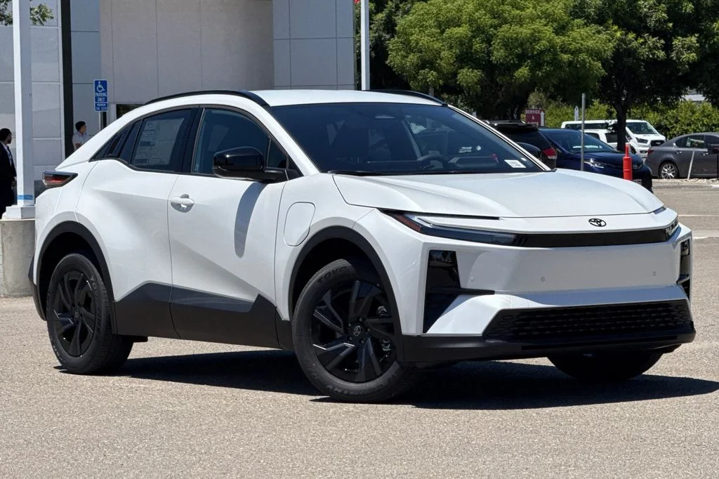 New 2026 Wind Chill Pearl <sup>1</sup> Toyota  SE image 2