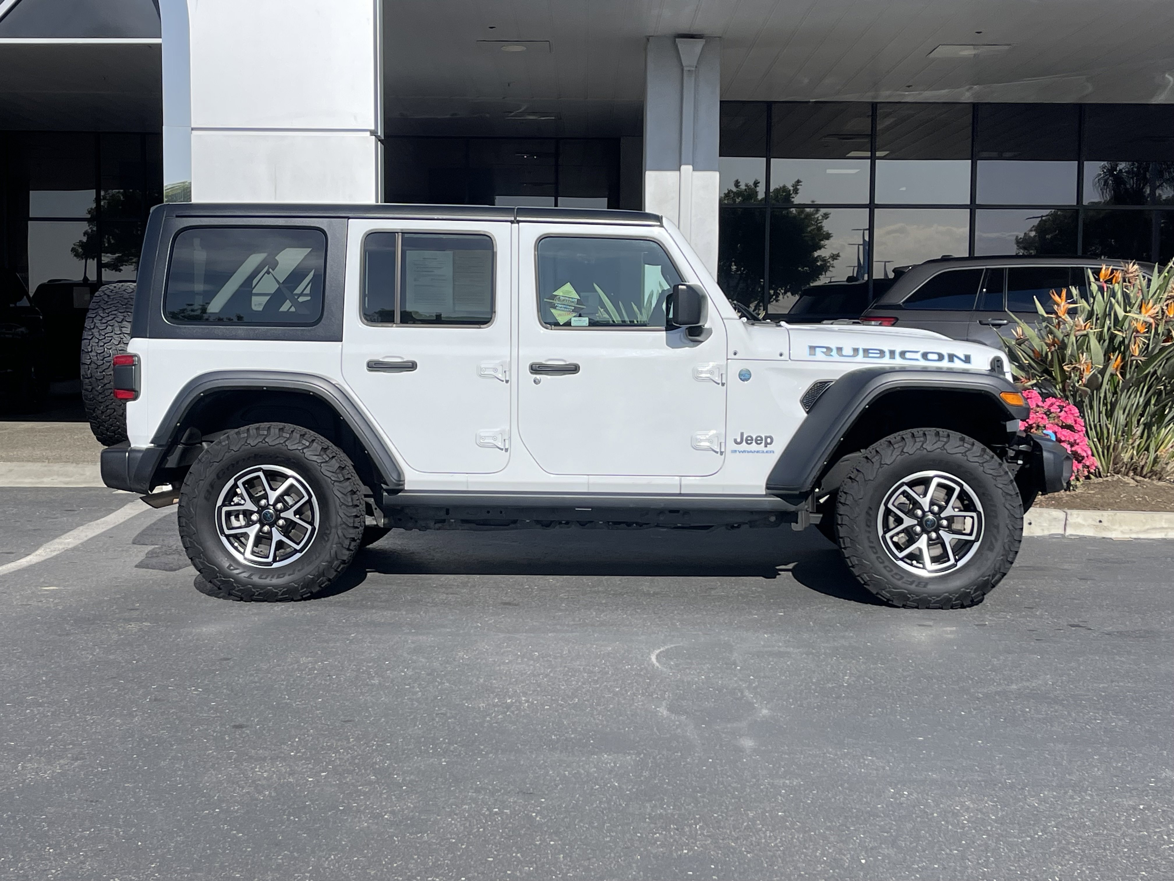 Used 2024 White/off-white Jeep Rubicon 4xe image 5