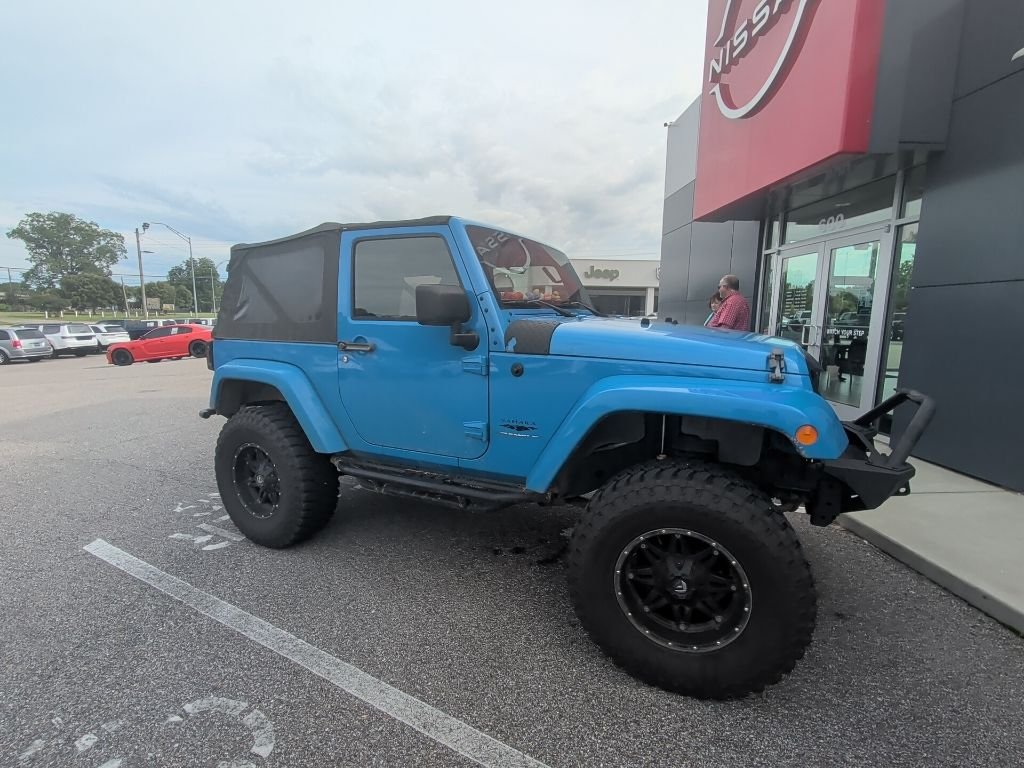 Used 2011 Blue Jeep Sahara image 4
