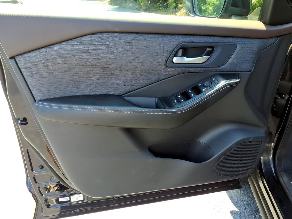 Used 2023 Super Black Nissan SV image 15