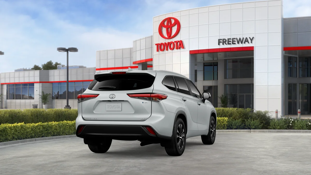 New 2026 Wind Chill Pearl Toyota Hybrid XLE image 17