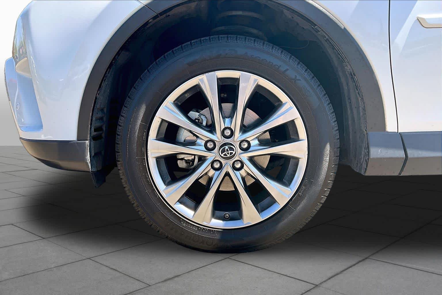 Used 2018 Blizzard Pearl Toyota Hybrid Limited image 10