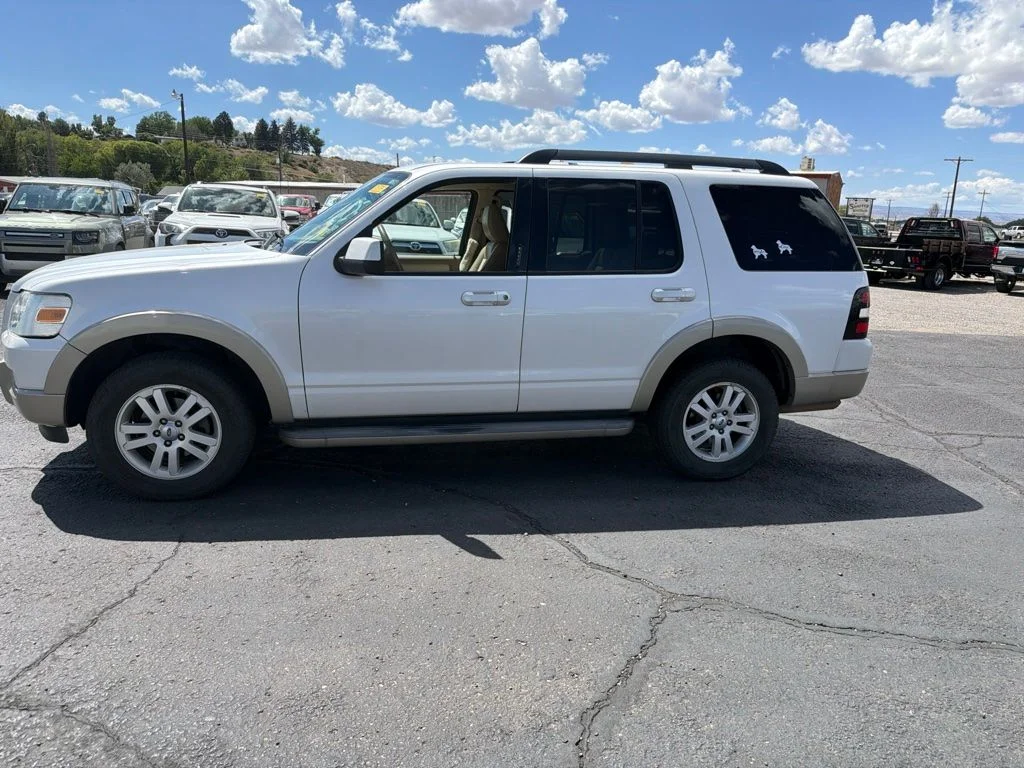 Used 2010  Ford Eddie Bauer image 2