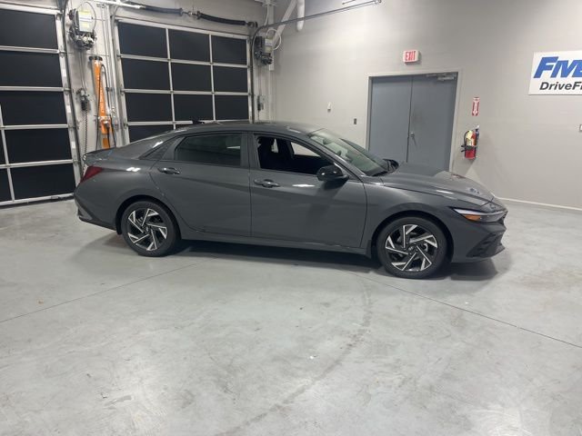 Used 2025 Gray Hyundai SEL Sport image 2