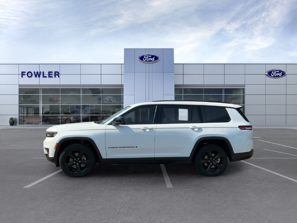 Used 2023 White Jeep Altitude image 8
