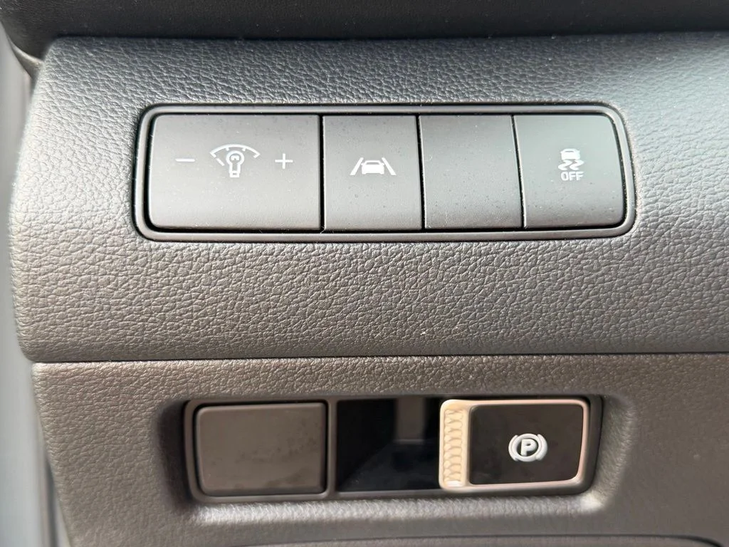 Used 2022 Hampton Gray Hyundai SEL image 24