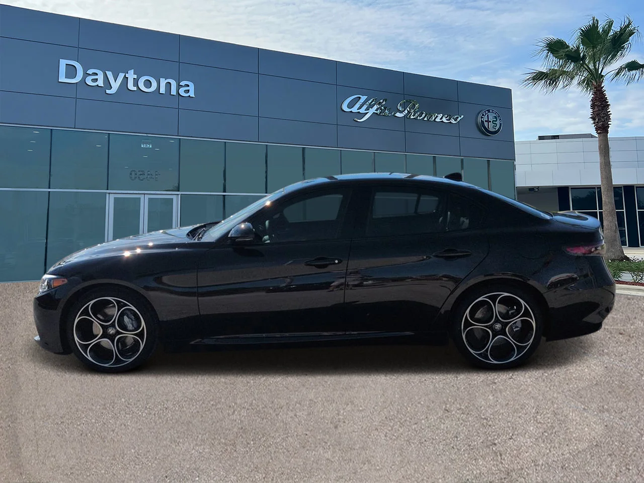 New 2026 Vulcano Black Metallic Exterior Paint Alfa Romeo  image 6