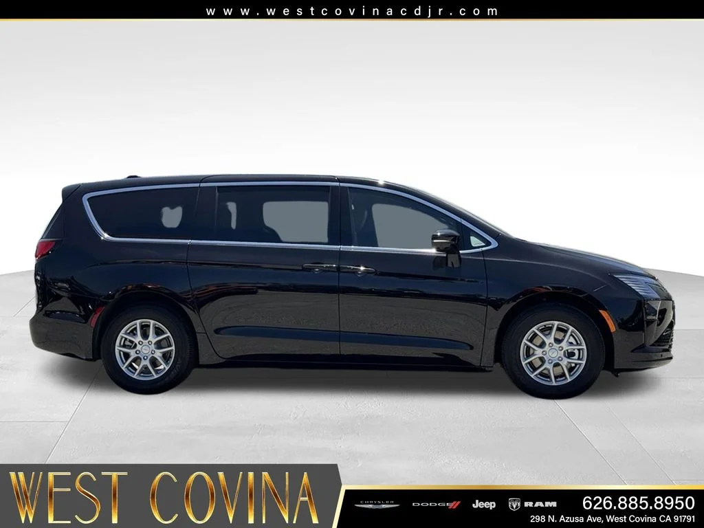 New 2027 Diamond Black Crystal Pearl-Coat Exterior Paint Chrysler Select image 6