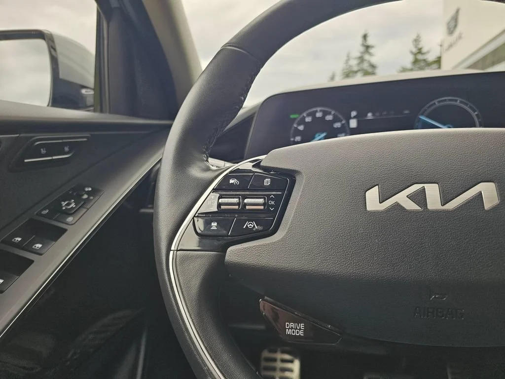 Used 2023  Kia Wave image 34