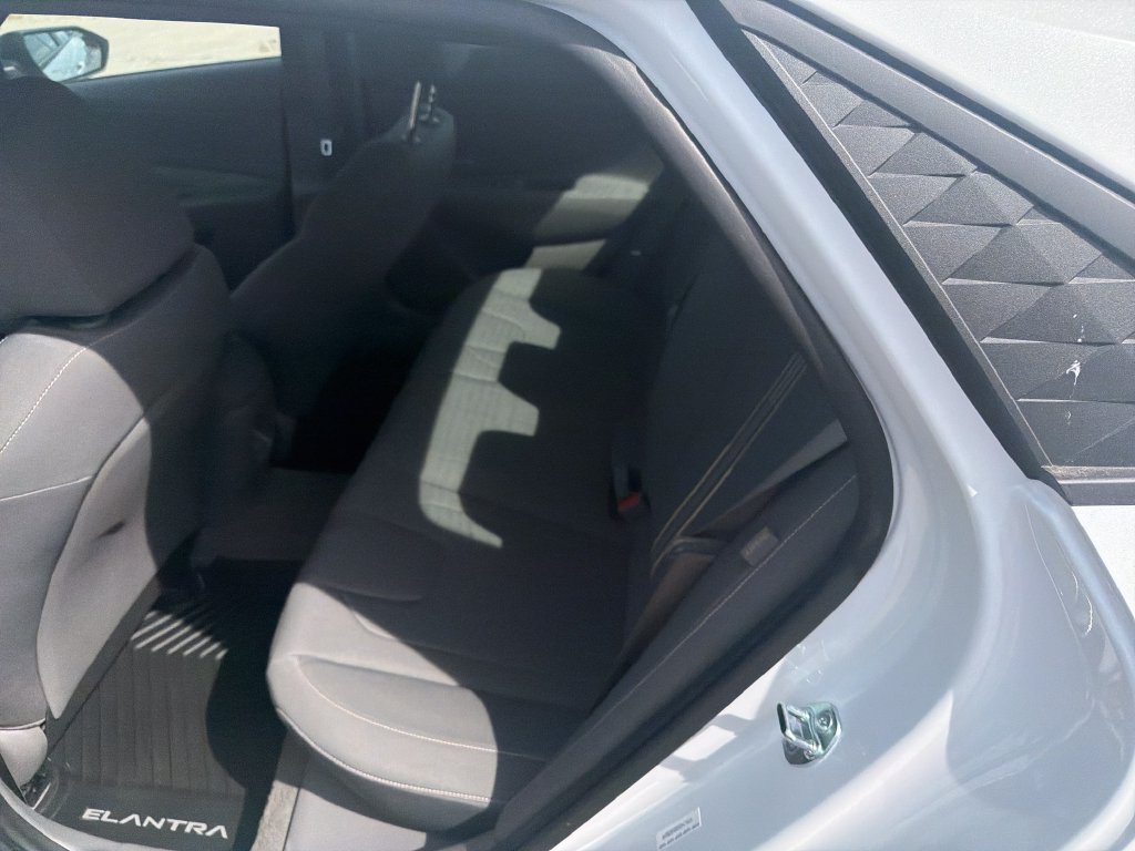 Used 2025 White Hyundai SEL Sport image 14