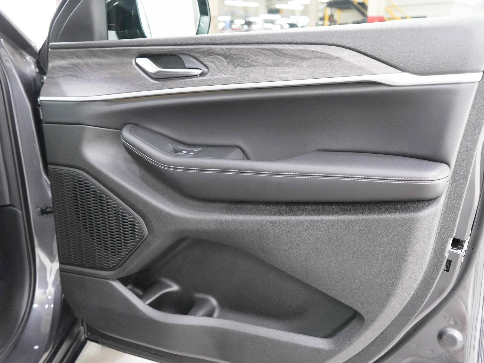 Used 2025 Baltic Gray Metallic Clearcoat Jeep Limited image 9