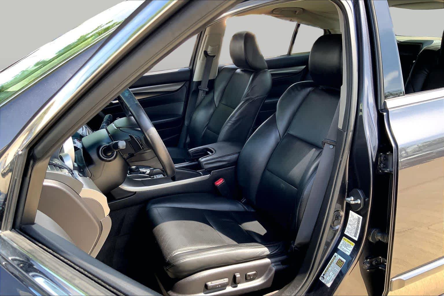 Used 2012 Graphite Luster Metallic Acura Tech Auto image 8