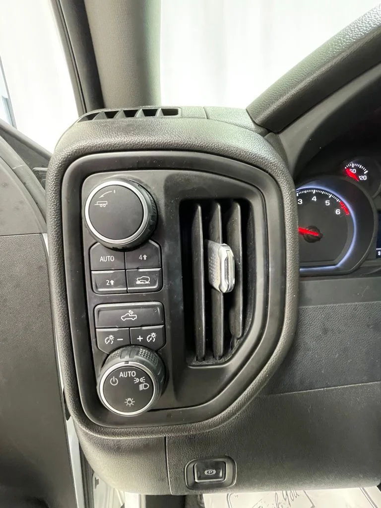Used 2022 White Chevrolet Custom image 14