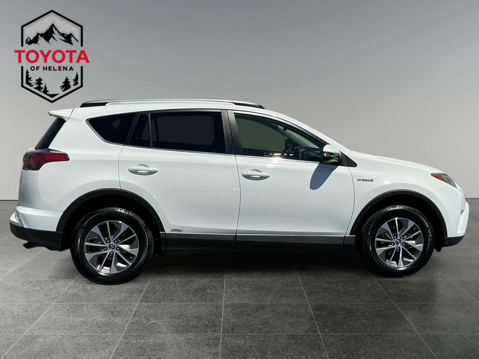 Certified Used 2018 SUPER_WHITE Toyota Hybrid XLE image 6