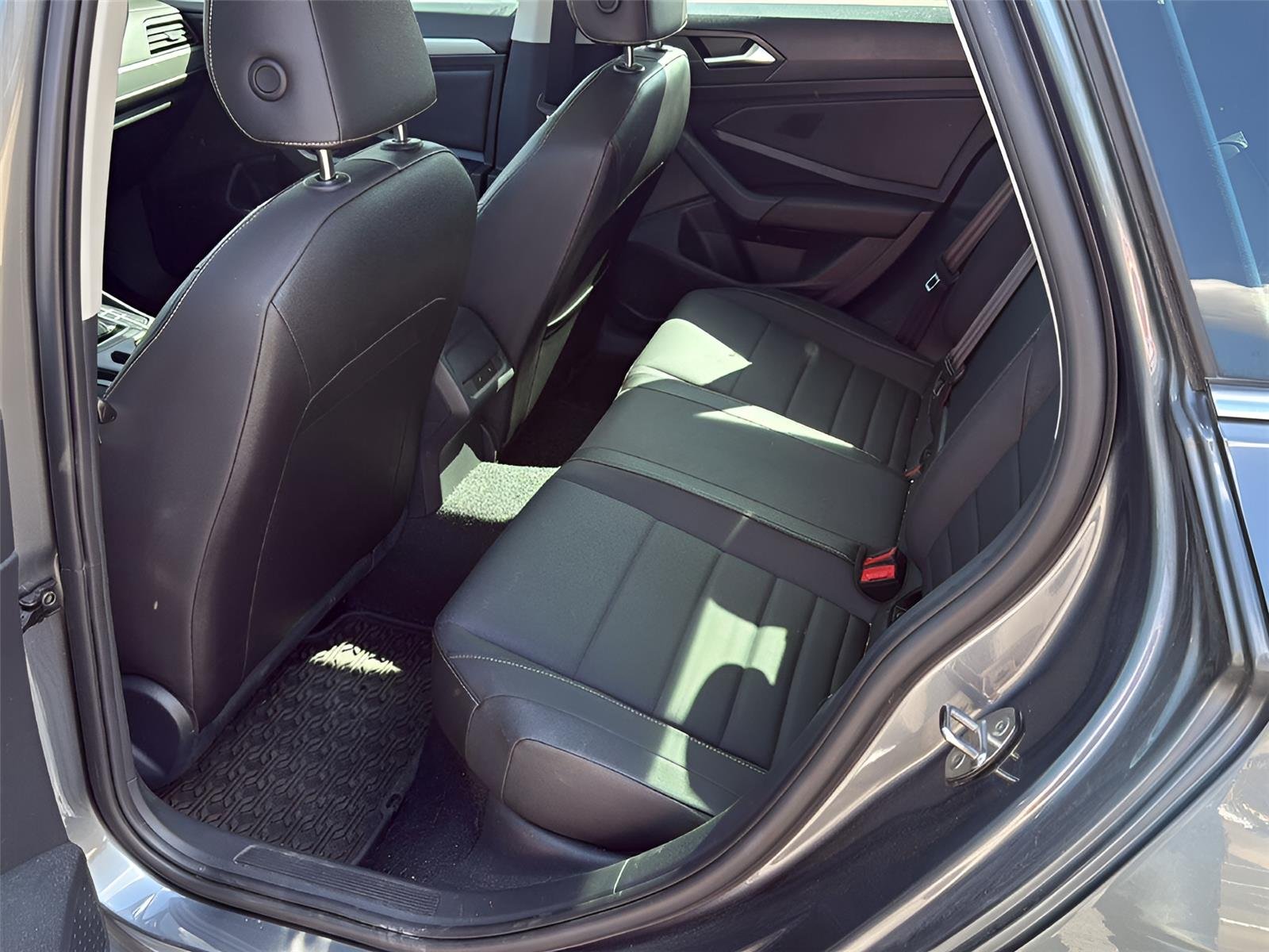 Used 2021 Platinum Gray Metallic Volkswagen SE image 5