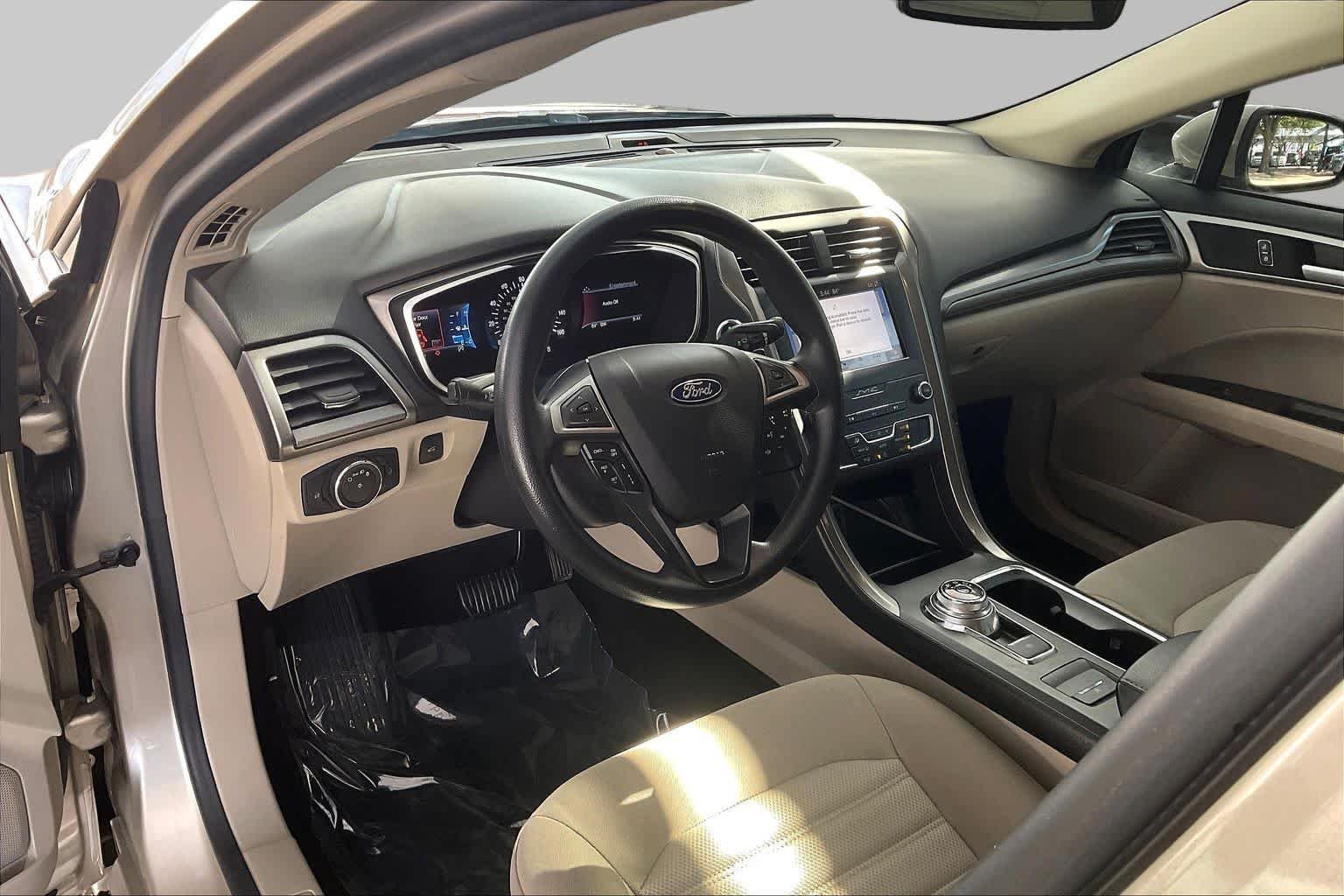 Used 2019 White Gold Metallic Ford SE image 18
