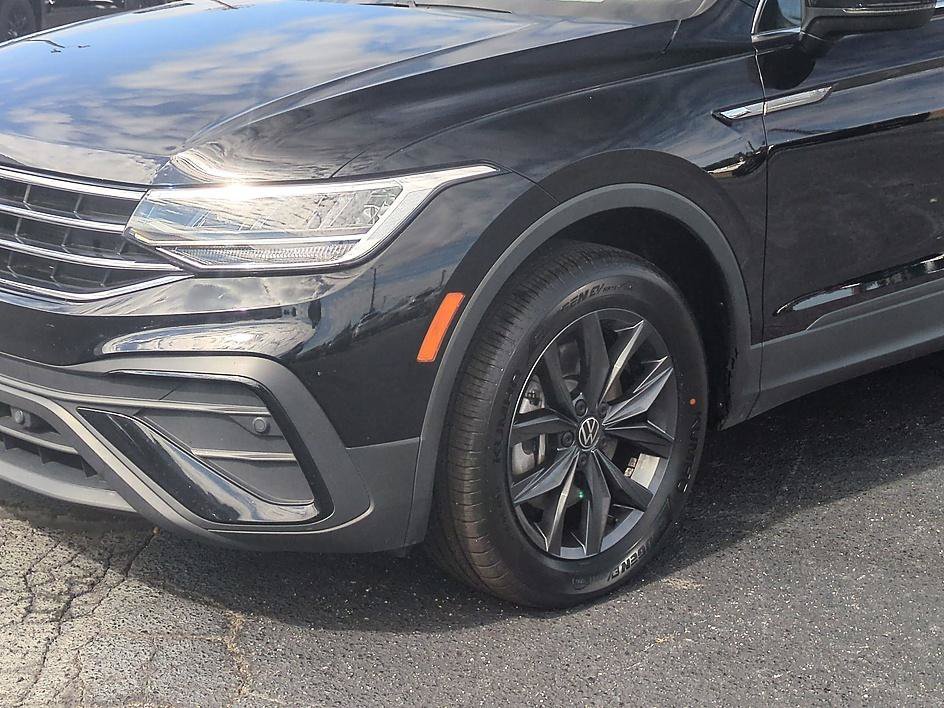 Used 2023 Platinum Gray Metallic Volkswagen SE image 9
