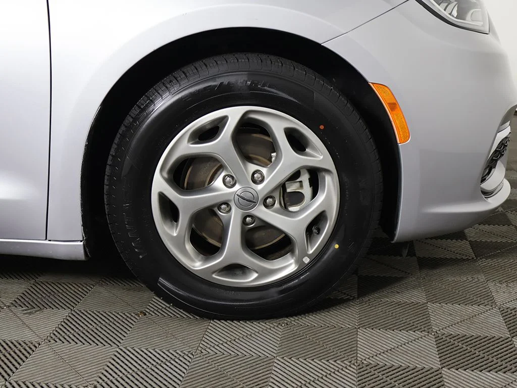 Used 2024 Silver Mist Clearcoat Chrysler Limited image 26