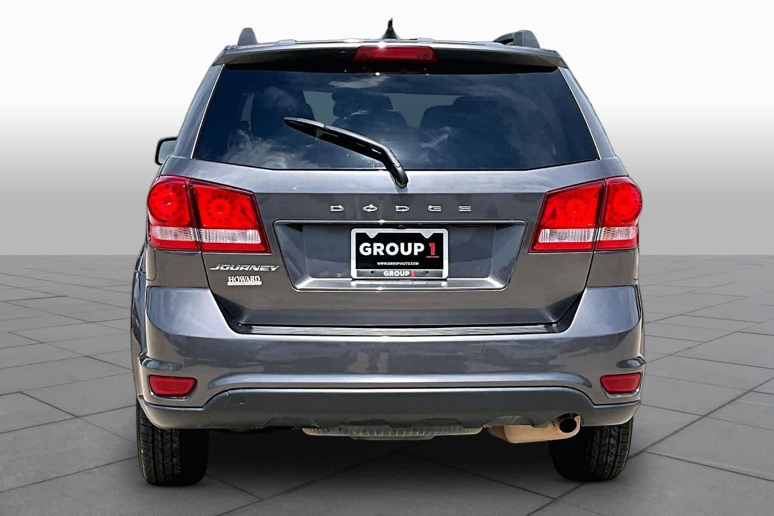 Used 2019 Granite Pearlcoat Dodge SE image 5