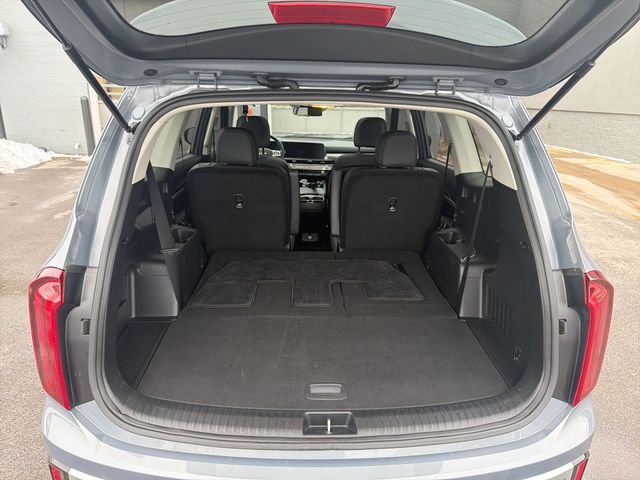 Used 2024 Silver Kia S image 27