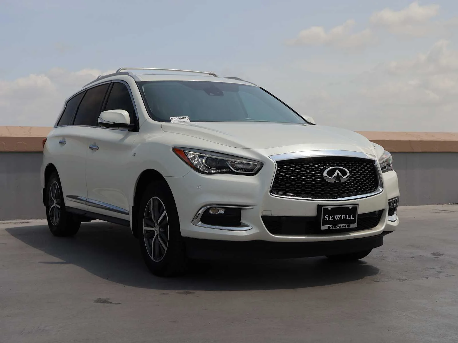Used 2019 Majestic White INFINITI LUXE image 4
