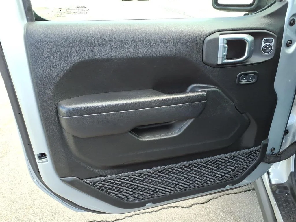 Used 2023 Silver Jeep Rubicon image 12