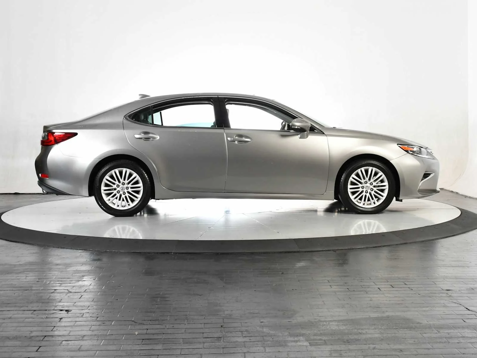 Used 2017 Atomic Silver Lexus  image 8