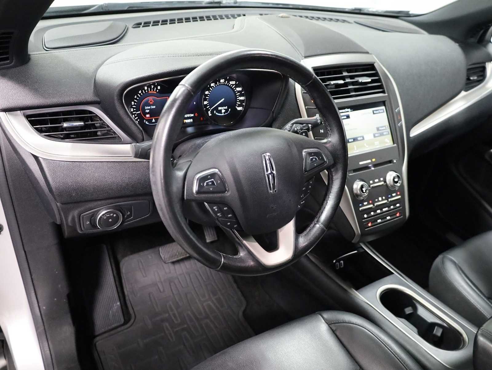 Used 2016 Ingot Silver Metallic Lincoln Premier image 4