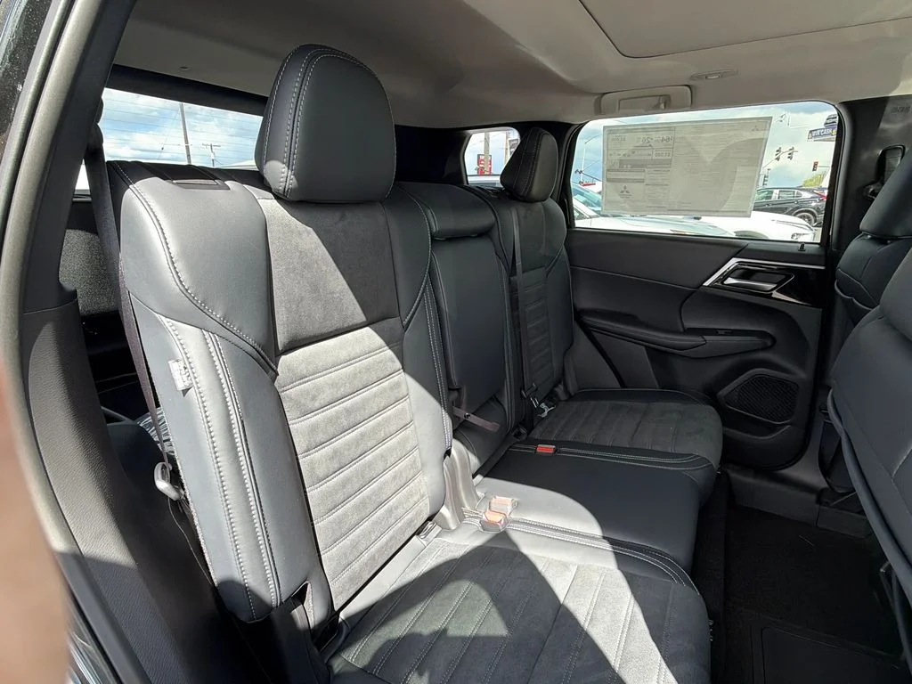 New 2025 Black Diamond Mitsubishi SE image 22