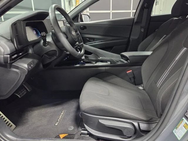 Used 2025 Gray Hyundai SEL Sport image 5