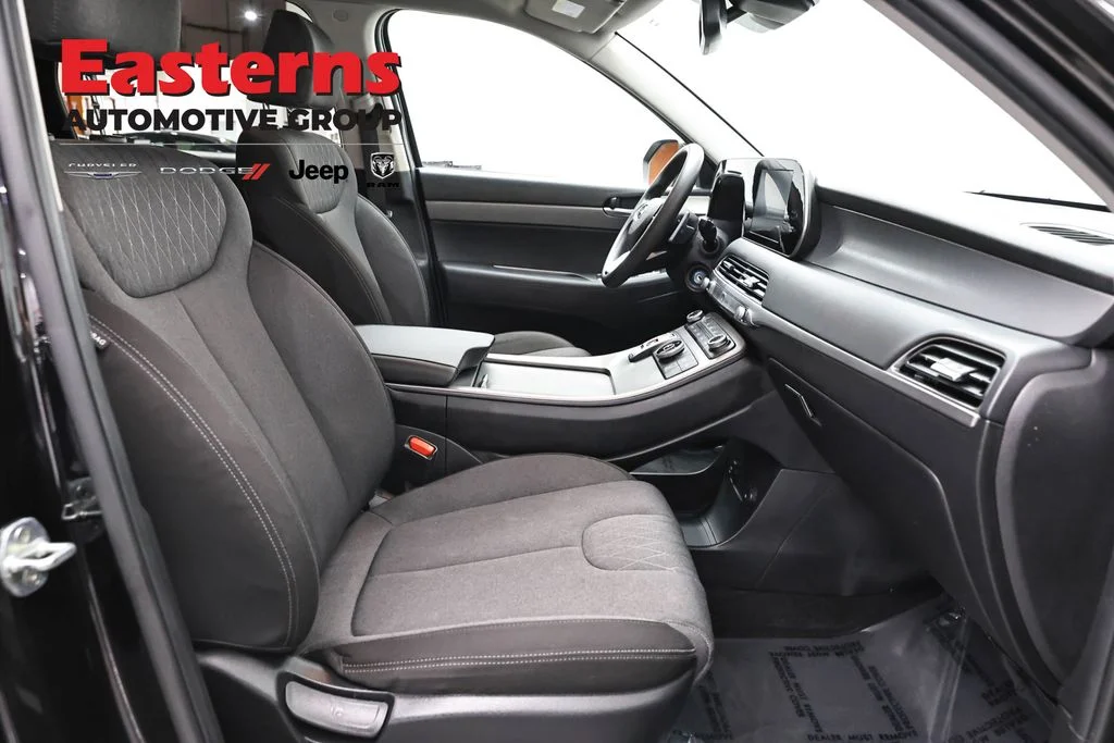 Used 2022 Black Hyundai SE image 25