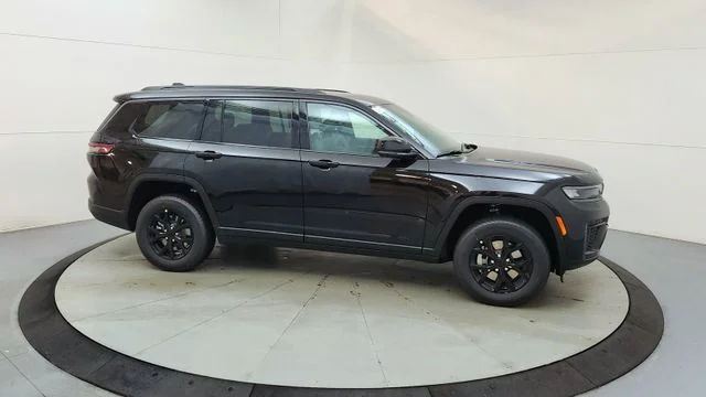 New 2026 Diamond Black Crystal Pearl-Coat Exterior Paint Jeep Altitude image 15