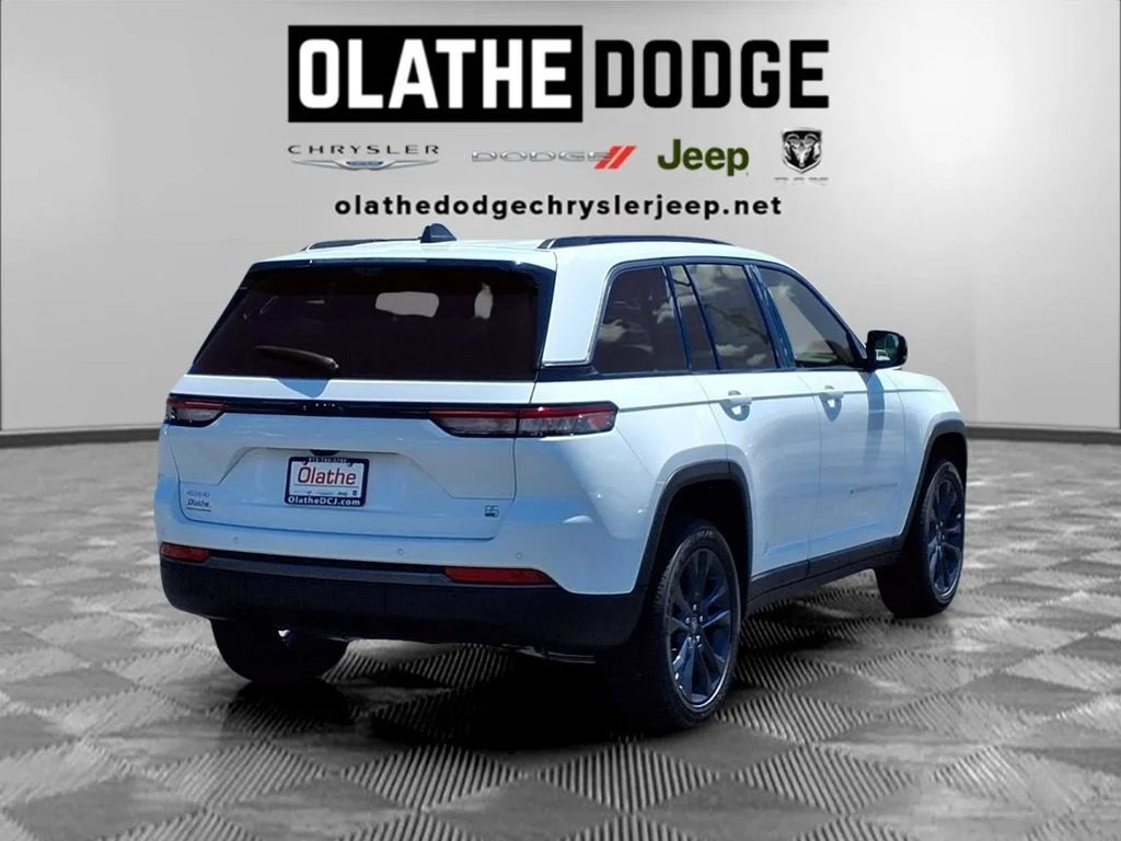 New 2026 Bright White Clear-Coat Exterior Paint Jeep  image 27