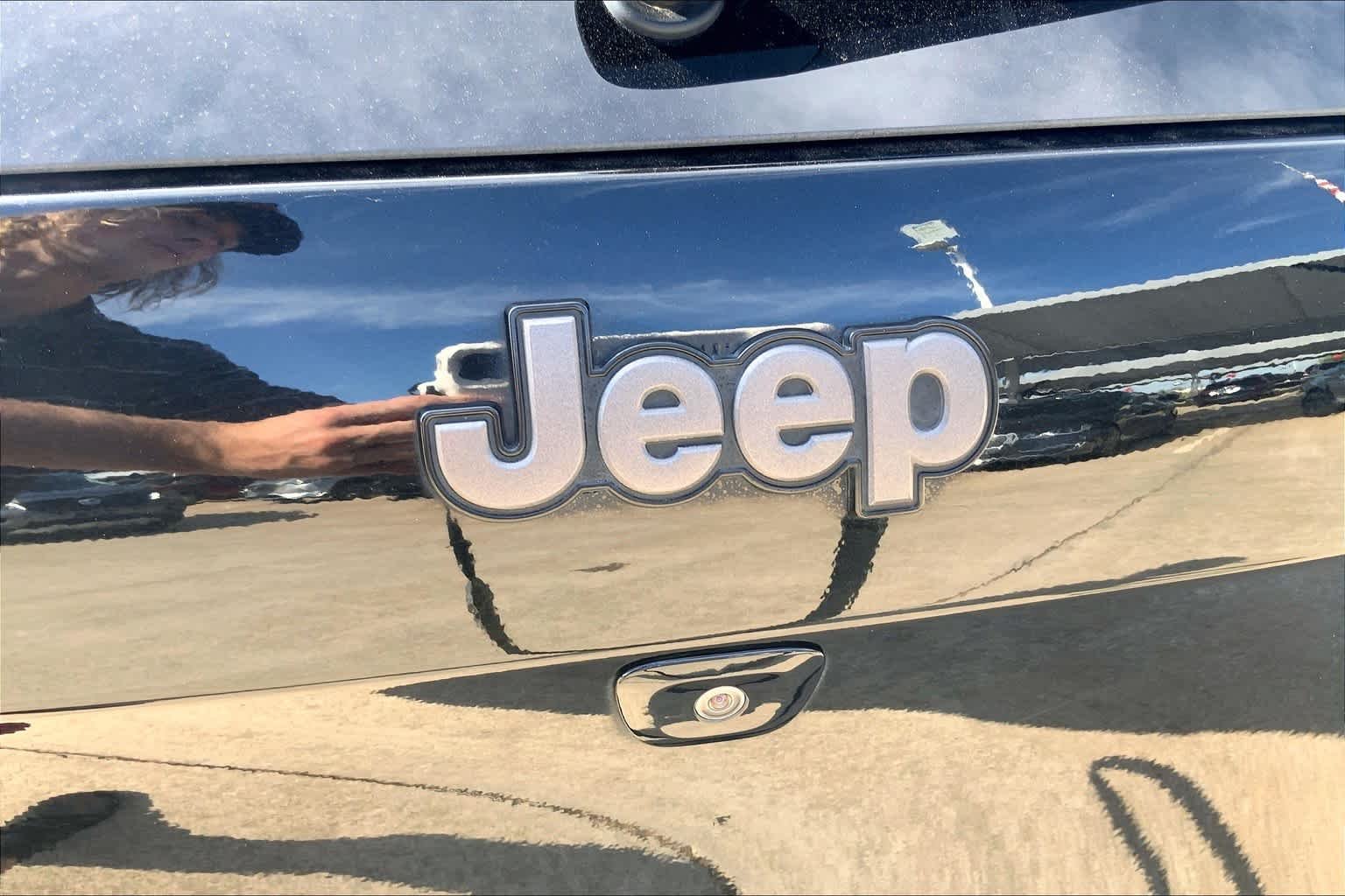 Used 2017 Diamond Black Crystal Pearlcoat Jeep Trailhawk image 29